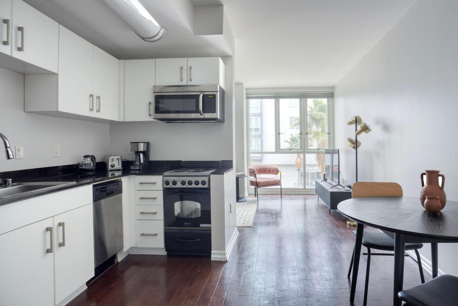 Koreatown W Pool Nr Coffee Restaurants Lax-1174 * Los Angeles